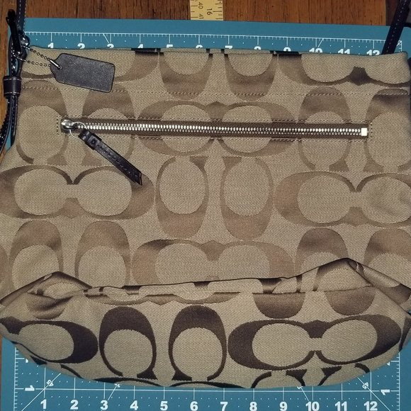 Coach Signature Duffle LIKE NEW in Khaki & Mahogany with adjustable strap - Picture 4 of 12